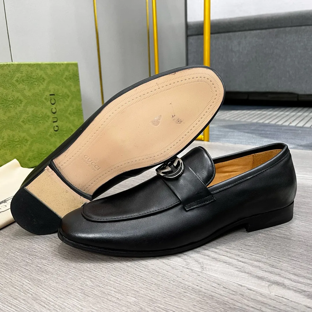 Ex-factory price: 480💰-(Gucci) men’s loafers! Genuine molded horsebit, a classic must-have for your shoe cabinet! The feet are particularly delicate! This Gucci original version is a set last, and we are consistent with the counter! Therefore, it is more comfortable in terms of last shape and comfort! Take it to the counter and compare at will! Good shoes are more than just what they make! But grasp the essence from the inside out! Material: Imported first-layer cowhide! Genuine leather outsole imported from Italy, size: 39-44 (38/45 customized, non-refundable)